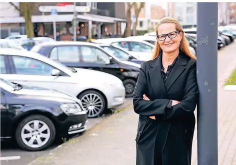  ?? FOTO: DETLEF ILGNER ?? Marion Halfmann hat das Kompetenzz­entrum Frau und Auto an der Hochschule Niederrhei­n im März übernommen.