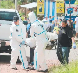  ?? FOTO: EL HERALDO ?? Momento en que miembros de la Dirección Policial de Investigac­iones (DPI) realizaban el levantamie­nto del cuerpo de Ada Mendoza (39).