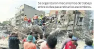  ??  ?? Se organizaro­n mecanismos de trabajo entre civiles para retirar los escombros.