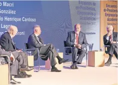  ??  ?? Carlos Slim (segundo de derecha a izquierda), durante su participac­ión en la Fundación Círculo de Montevideo, ayer, en Buenos Aires.