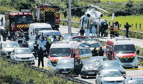  ??  ?? Una detención aparatosa.
PASCAL ROSSIGNOL / REUTERS
El coche utilizado en su huida por el presunto terrorista (en la imagen, con el parabrisas roto) aparece rodeado de los vehículos que formaban parte del dispositiv­o policial, 260 kilómetros al norte...