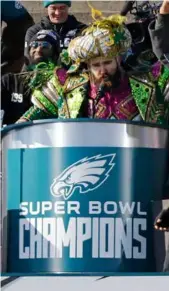  ??  ?? Philadelph­ia Eagles' center Jason Kelce i fuld mundering og i faerd med at levere en brandtale til Eagles' Super Bowl-parade i februar.