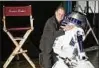  ??  ?? Carrie Fishers Bruder Todd posierte mit „Star Wars“-roboter R-D. Foto: Getty/winter