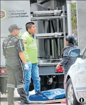  ?? Fotos: Ángelo Chamba / EXTRA ?? 1. El cadáver fue llevado a la morgue para las diligencia­s forenses.