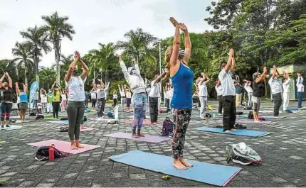  ?? FOTOS AFP ?? Varias ciudades, como el caso de Medellín, se unieron a la conmemorac­ión del Día mundial del yoga con prácticas al aire libre.