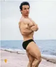  ??  ?? Antonio Perri präsentier­t als junger Mann seine Muskeln am Strand. Das Foto hat er in seinem Geldbeutel bei sich und zeigt es auch mal guten Gästen.