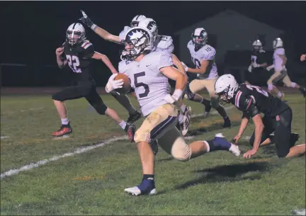  ?? AUSTIN HERTZOG - MEDIANEWS GROUP ?? Spring-Ford’s Nick Teets rushes toward the end zone for a touchdown late in the second quarter against Boyertown.