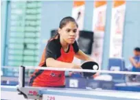  ??  ?? Dayhana Rojas devuelve una pelota durante su partido ante Génesis Serrano, de la zona Metropolit­ana.