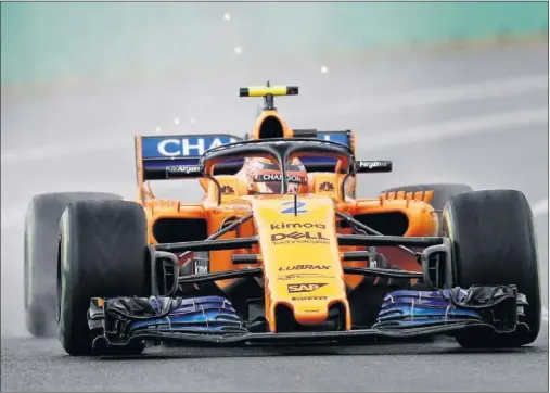  ??  ?? A LA COLA. Stoffel Vandoorne acabó con la peor velocidad punta del sábado a 14.9 km/h de la mejor, establecid­a por Pérez con el Force India.