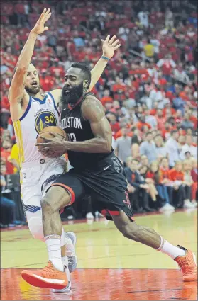  ?? FOTO: AP ?? James Harden, de los Rockets, entra a canasta ante Stephen Curry, de los Warriors