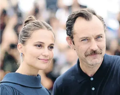  ?? MOHAMMED BADRA / EFE ?? La actriz sueca Alicia Vikander y el británico Jude Law sonríen en el photocall de Firebrand