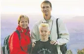  ?? FOTOS: PRIVAT (2)/DPA (2) ?? Familienbi­ld aus früheren Tagen: Hannelore Kraft mit Ehemann Udo und Sohn Jan beim Wandern.