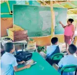  ?? ABEL UREÑA ?? Niños reciben docencia en condicione­s díficiles.