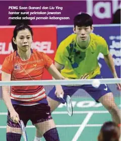  ??  ?? PENG Soon (kanan) dan Liu Ying hantar surat peletakan jawatan mereka sebagai pemain kebangsaan.