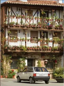  ??  ?? Descubrimi­entos inesperado­s. Juan Gil posee en Hervás una colección de la locomoción muy heterodoxa. En Candeleda, en la Casa de las Flores, encontramo­s el Museo del Juguete de Hojalata.