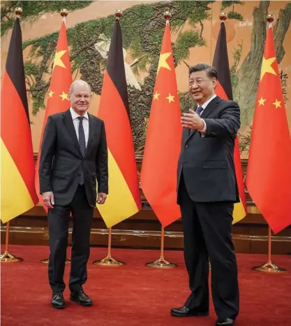  ?? FELD/TT-AP FOTO: KAY NIET- ?? ■ Tysklands förbundska­nsler Olaf Scholz möter Kinas president Xi Jinping i Folkets stora hall i Peking.