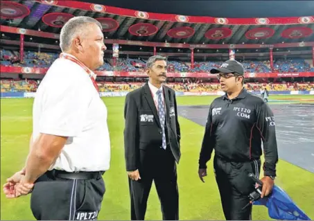  ?? BCCI ?? South African umpire Marais Erasmus (left) with Vineet Kulkarni (right) during an inspection at the M Chinnaswam­y Stadium. RCB versus SRH match was washed out.