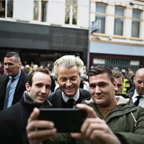  ?? (AP PHOTO/MUHAMMED MUHEISEN) ?? Geert Wilders s’adresse à tout le monde: il réclame, pour les plus pauvres, une baisse des loyers et une hausse des investisse­ments dans l’aide aux personnes âgées; pour les entreprene­urs, une baisse des taxes sur l’automobile; pour les plus riches,...