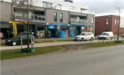  ?? FOTO JTH ?? Auto’s die foutparker­en op de Koninginne­laan, hinderen niet alleen fietsers en voetganger­s, maar rijden ook het grasperk kapot.