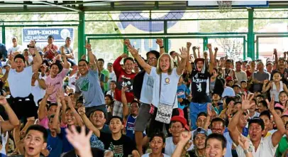  ?? —REUTERS ?? Filipinos celebrate during a public viewing in a gym in Marikina after Manny Pacquiao knocked out Argentina’s Lucas Matthysse in the seventh round on Sunday.