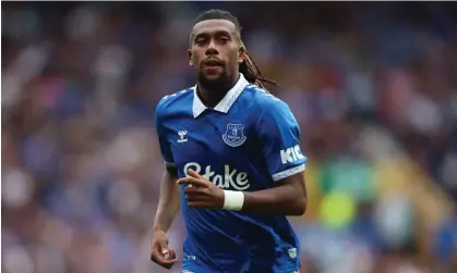  ?? ?? Alex Iwobi is keen to move on from Everton for financial reasons, according to Sean Dyche. Photograph: Nathan Stirk/Getty Images