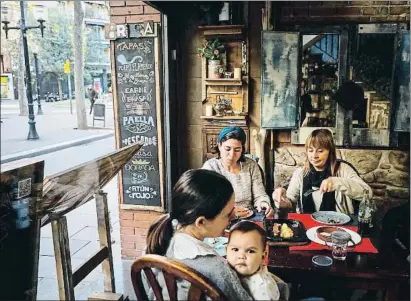  ?? ÀLEX GARCIA ?? La gente tenía ganas de que volvieran a servir en condicione­s, como en este restaurant­e del Poblenou