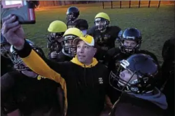  ?? RICK KAUFFMAN— DIGITAL FIRST MEDIA ?? Interboro Assistant Coach George Zagame, center, holds up an iPad with the next play at practice Monday. Zagame was a slot back coach at Ridley High School before coming over to Interboro.