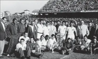  ??  ?? El Santos de Pelé (tercero por la derecha en la fila inferior), en el Teresa Herrera de 1959.