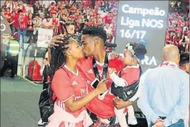  ??  ?? Nélson, con su pareja Marlene y la pequeña Luana, su hija, celebrando la Liga 2017