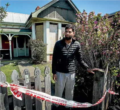  ?? PHOTO: MTYCHALL BRANSGROVE/STUFF ?? Lovedeep Singh at outside the Church St house that caught fire on Tuesday.