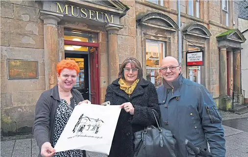  ?? Photograph by Iain Ferguson ?? MILESTONE: Manager Colleen Barker, left, presents a gift to lucky Sarah Dungey who visited with husband Mark.