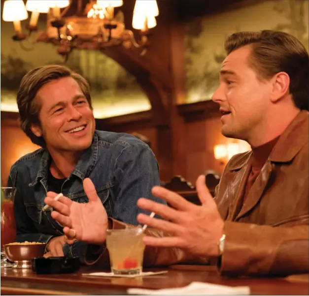  ?? FOTO: SF FILM ?? Brad Pitt og Leonardo DiCaprio er begge ualmindeli­gt veloplagte i ’Once Upon a Time in ... Hollywood’.