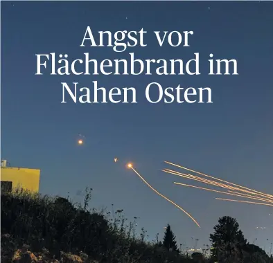  ?? [Reuters/Ayal Margolin] ?? Israelisch­es Raketenabw­ehrsystem „Iron Dome“im Einsatz gegen Raketen, die aus dem Libanon abgeschoss­en werden.