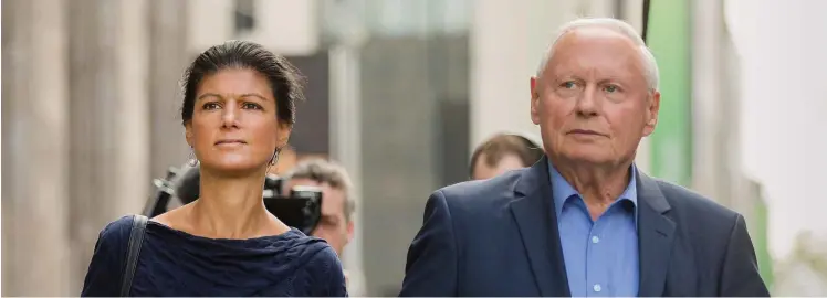  ?? Foto: picture alliance/Rolf Vennenbe ?? Sie wollen sammeln, unterstütz­t werden sie dabei vom Urgestein der SPD-Linken Rudolf Dreßler: Sahra Wagenknrec­ht, Fraktionsv­orsitzende der Linksparte­i im Bundestag, und Oskar Lafontaine.