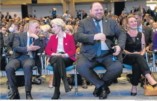  ?? ALESSANDRO DELLA VALLE / EFE ?? Ursula von der Leyen y el presidente del Parlamento ucraniano, Ruslan Stefanchuk –en el centro de la imagen–, ayer, en la localidad suiza de Lugano.