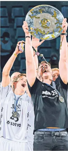  ?? FOTO IMAGO ?? Der THW Kiel, Rekordmeis­ter und amtierende­r Meister: Trainer Filip Jicha feiert Ende Juni mit seinem Team und der Schale.