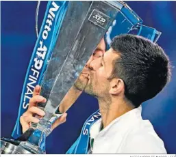  ?? ALESSANDRO DI MARCO / EFE ?? Novak Djokovic besa la Copa de Maestros, ayer.