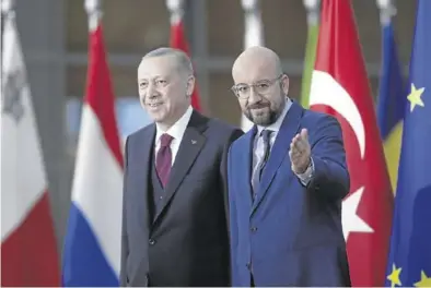  ?? EFE / EPA / OLIVIER HOSLET ?? El presidente del Consejo, Charles Michel, da la bienvenida al presidente turco, Recep Tayyip Erdogan, ayer.