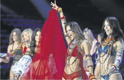  ?? MATT WINKELMEYE­R ?? La brasileña Alessandra Ambrosio, de 36 años, levanta los brazos en su último desfile.