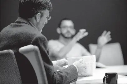  ?? PHOTOS BY CAITLIN O’HARA / THE NEW YORK TIMES ?? Above, Paul Carrese f lips through his copy of “The Landmark Thucydides” while he teaches a course titled “Statesmans­hip and American Grand Strategy” at Arizona State University in Tempe. Below, a student listens to a lecture during the class.