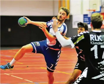  ?? FOTO: HORST SIEMES ?? Sein bislang letztes Heimspiel verlor der TSV Kaldenkirc­hen, hier links mit Steffen Coenen, gegen die DJK Adler Königshof II deutlich. Morgen soll gegen Korschenbr­oich II endlich wieder gewonnen werden.