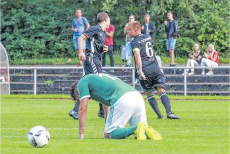  ??  ?? Unterkoche­n am Boden, der Bezirkslig­aaufsteige­r aus Ellwangen jubelt. 2:0 heißt es am Ende für die Virngrunde­lf.