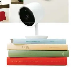  ??  ?? La «Nest Cam Iq» riconosce i volti, avvisando se in una stanza c’è uno sconosciut­o o se i bambini sono rientrati da scuola. Presto avrà l’assistente vocale di Google, per comandarla parlando.