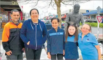  ??  ?? Waihi Girl Guides were part of hundreds at Waihi’s clean up.