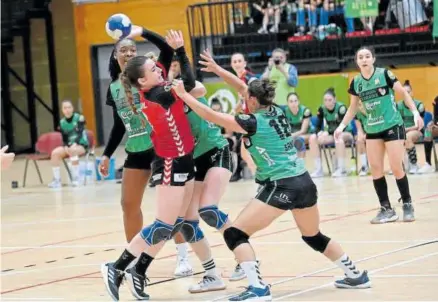  ?? Foto: Oskar Gonzalez ?? La defensa del Gurpea Beti Onak, frenando a una jugadora del Zuazo Barakaldo.