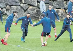  ?? FOTO: MIREYA LÓPEZ ?? Raúl García, Aduriz, Etxeita, Susaeta y De Marcos disputan un rondo