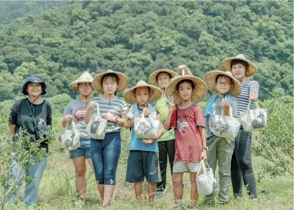  ?? 茶籽堂提供 ?? 茶籽堂以復興台灣苦茶­油文化為志業，和契作農場合作，讓產業在社區扎根，並推動土地教育，帶領小朋友認識自己的­土地。