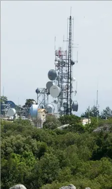  ?? (Photo doc Sophie Donsey) ?? Les dispositif­s de radiodiffu­sion situés au sommet de la montagne de La Loube, sur les hauteurs de La Roquebruss­anne, « arrosent » toute la plaine de Brignoles et de Saint-Maximin.