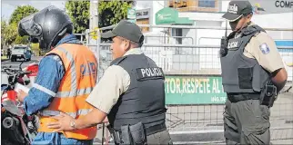  ?? ÁNGELO CHAMBA / EXPRESO ?? Operativos. En el sur de Quito, integrante­s de la Policía Nacional realizaron operativos especiales de control.