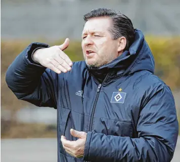  ?? Foto: Patrick Franck, dpa ?? Christian Titz führte die U23 des Hamburger SV an die Tabellensp­itze der Regionalli­ga Nord. Nun soll er das Unmögliche möglich machen und die Profis vor dem erstmalige­n Abstieg aus der Bundesliga retten.